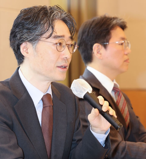 임종윤(왼쪽) 한미약품 사장이 3월 21일 오전 서울 여의도 FKI타워에서 열린 기자간담회에서 발언하고 있다. ⓒ뉴시스